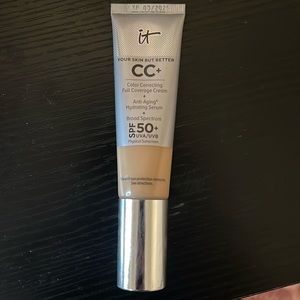 it cosmetics cc+ in shade light